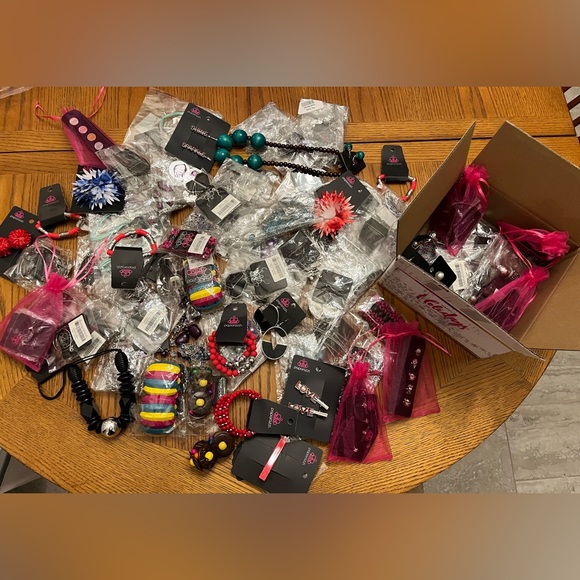 ✨✨HOLIDAY PAPARAZZI JEWELRY SALE✨✨
Exclusive Offer: 20 Pieces for $60!! - Picture 1 of 3